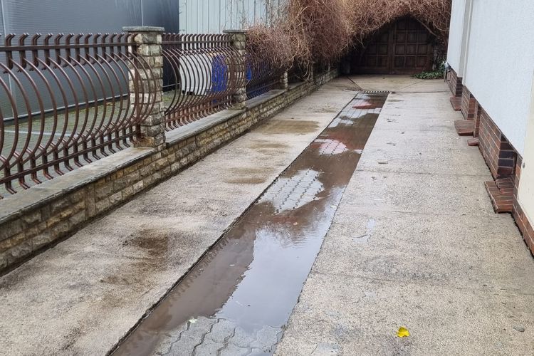 Czyszczenie podjazdu chemią bezpieczną dla środowiska