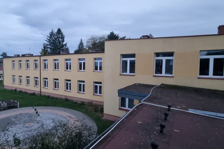 Czyszczenie elewacji budynku szkoły podstawowej