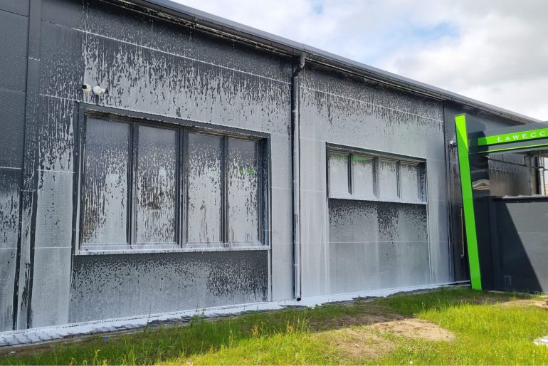 Czyszczenie elewacji pianą i pod lekkim ciśnieniem